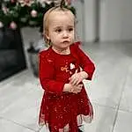 Sleeve, Happy, Gesture, Plante, Bambin, Sourire, Flash Photography, Event, NoÃ«l, Baby, Enfant, Arbre, Baby & Toddler Clothing, Carmine, Christmas Eve, Holiday, Tradition, Hiver, Portrait Photography, Personne