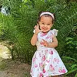 Peau, Sourire, Plante, People In Nature, Baby & Toddler Clothing, Sleeve, One-piece Garment, Dress, Happy, Rose, Herbe, Bambin, Day Dress, Terrestrial Plant, Arbre, Magenta, Fun, Enfant, Pattern, Sandal, Personne, Joy