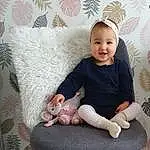 Peau, Sourire, Jambe, Comfort, Human Body, Baby & Toddler Clothing, Sleeve, Dress, Knee, Thigh, Baby, Bois, Bambin, Happy, Lap, Sock, Chair, Foot, Pattern, Personne, Joy