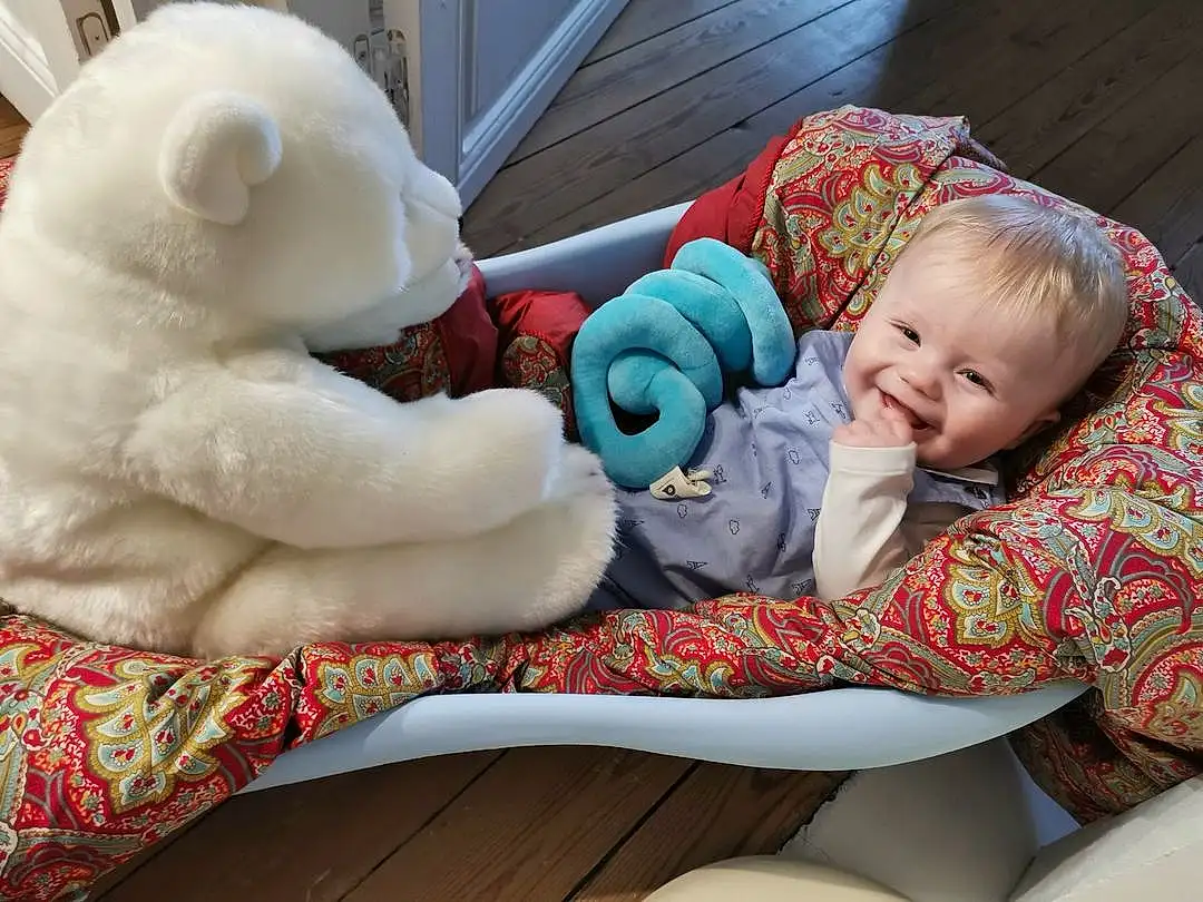 Peau, Mouth, Comfort, Human Body, Textile, Sourire, Jouets, Baby & Toddler Clothing, Bambin, Lap, Fun, Baby, Happy, Beauty, Teddy Bear, Leisure, Stuffed Toy, Assis, Baby Products, Design, Personne, Joy