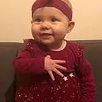 Visage, Joue, Peau, Head, Lip, Sourire, Shoulder, Cap, Baby & Toddler Clothing, Human Body, Neck, Sleeve, Gesture, Rose, Red, Bambin, Baby, Waist, Thumb, Happy, Personne, Joy, Headwear