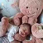 Peau, Blanc, Comfort, Jouets, Human Body, Textile, Sleeve, Gesture, Rose, Baby Sleeping, Baby, Baby & Toddler Clothing, Teddy Bear, Bambin, Beauty, Linens, Stuffed Toy, Bedding, Bed, Personne