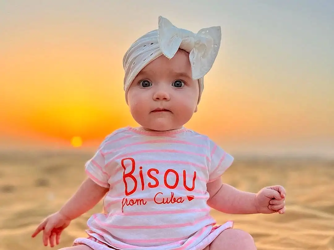 Ciel, Photograph, Baby & Toddler Clothing, Sleeve, People In Nature, Orange, Happy, Rose, Baby, Plage, Bambin, Beauty, Enfant, Chapi Chapo, Fun, Peach, Landscape, Voyages, Assis, Fashion Accessory, Personne, Headwear