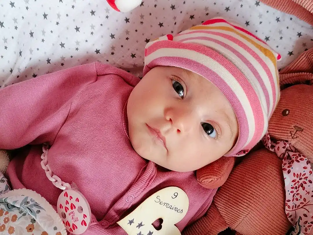Visage, Joue, Peau, Blanc, Baby & Toddler Clothing, Baby, Sleeve, Cap, Rose, Headgear, Bambin, Comfort, Pattern, Linens, Baby Products, Baby Sleeping, Enfant, Fashion Accessory, Carmine, Beanie, Personne, Headwear
