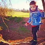 Plante, People In Nature, Ciel, Nature, Leaf, Bois, Flash Photography, Happy, Herbe, Sunlight, Arbre, Natural Landscape, Baby & Toddler Clothing, Bambin, Morning, Tints And Shades, Denim, Landscape, Electric Blue, Grassland, Personne