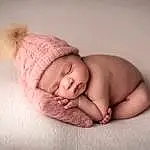 Visage, Joue, Bras, Baby Sleeping, Comfort, Human Body, Baby & Toddler Clothing, Baby, Bambin, Cap, Linens, Bois, Art, Knit Cap, Bedtime, Baby Products, Wool, Fashion Accessory, Portrait Photography, Sieste, Personne, Headwear