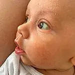 Forehead, Nez, Joue, Peau, Lip, Eyebrow, Yeux, Eyelash, Mouth, Jaw, Neck, Iris, Oreille, Baby, Bambin, Sleeve, Sourire, Happy, Baby & Toddler Clothing, Close-up, Personne