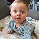 Joue, Peau, Head, Chin, Coiffure, Facial Expression, Mouth, Comfort, Baby & Toddler Clothing, Sourire, Bois, Grey, Baby, Bambin, Crawling, Enfant, Assis, Fun, Personne, Surprise
