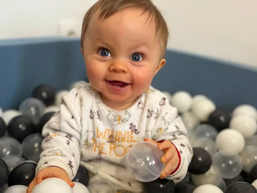 Joue, Sourire, Head, Photograph, Facial Expression, Blanc, Happy, Bambin, Baby, Fun, People, Beauty, Balloon, Enfant, Event, Ball Pit, Party Supply, Circle, Play, Personne, Joy