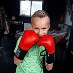 Joint, Boxing Glove, Glove, Sports Equipment, Debout, Boxing, Boxing Equipment, Striking Combat Sports, Chest, Flash Photography, Combat Sport, Professional Boxer, Fun, Elbow, Contact Sport, Punch, Event, Physical Fitness, T-shirt, Professional Boxing, Personne, Under Exposed, Joy
