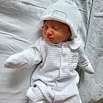 Head, Comfort, Human Body, Baby, Sleeve, Baby & Toddler Clothing, Bambin, Linens, Baby Sleeping, Enfant, Bedtime, Sieste, Assis, Bedding, Baby Products, Sleep, Baby Safety, Poil, Monochrome, Personne, Headwear