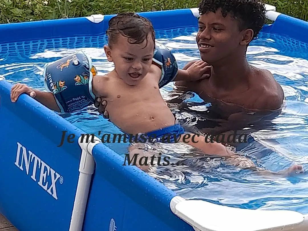 Hair, Eau, Sourire, Head, Bleu, Swimming Pool, Happy, Fun, Leisure, Barechested, Recreation, Electric Blue, Bathing, Chest, Indoor Games And Sports, Games, Outdoor Furniture, Swimwear, Bambin, Board Short, Personne, Joy