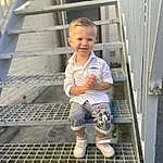 Sourire, Shorts, Bois, Bambin, Leisure, Composite Material, Fun, Happy, Enfant, Stairs, Human Leg, Handrail, Assis, Pattern, T-shirt, Vacation, Herbe, Personne, Joy