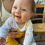 Hair, Nez, Visage, Joue, Sourire, Peau, Head, Chin, Hand, Coiffure, Yeux, Mouth, Baby & Toddler Clothing, Human Body, Sleeve, Happy, Baby, Iris, Gesture, Finger, Personne, Joy