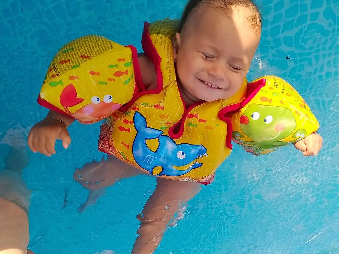 Sourire, Eau, World, Azure, Textile, Happy, Baby & Toddler Clothing, Finger, Leisure, People In Nature, Aqua, Red, Enfant, Adaptation, Bambin, Fun, Recreation, T-shirt, Sand, Personne, Joy