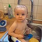 Joue, Bras, Yeux, Mouth, Plumbing Fixture, Human Body, Baby, Jouets, Bambin, Eau, Personal Care, Plumbing, Chest, Bathing, Sink, Tap, Enfant, Bathroom, Bottle, Baby Products, Personne