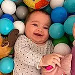 Joue, Peau, Sourire, Baby Playing With Toys, Photograph, Facial Expression, Blanc, Bleu, Textile, Happy, Fun, Baby & Toddler Clothing, Yellow, Jouets, Baby, Balloon, Rose, Party Supply, Personne, Joy