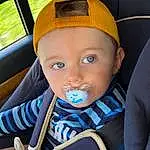 Baby In Car Seat, Car Seat, Seat Belt, Comfort, Bambin, Baby & Toddler Clothing, Baby Safety, Baby, Chapi Chapo, Auto Part, Baby Carriage, Electric Blue, Head Restraint, Car Seat Cover, Vehicle Door, Vrouumm, Enfant, Personal Protective Equipment, Steering Wheel, Baby Products, Personne, Headwear