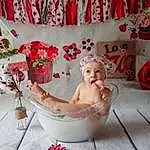 Visage, Head, Sourire, Baby Bathing, Flowerpot, Bathtub, Plante, Rose, Bathing, Red, Happy, Baby, Petal, Bambin, Houseplant, Rose, Curtain, Room, Baby Products, Personne, Surprise, Headwear