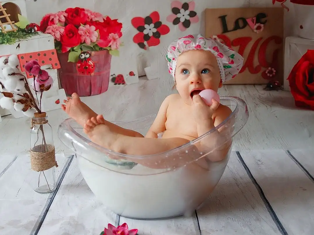 Visage, Head, Sourire, Baby Bathing, Flowerpot, Bathtub, Plante, Rose, Bathing, Red, Happy, Baby, Petal, Bambin, Houseplant, Rose, Curtain, Room, Baby Products, Personne, Surprise, Headwear
