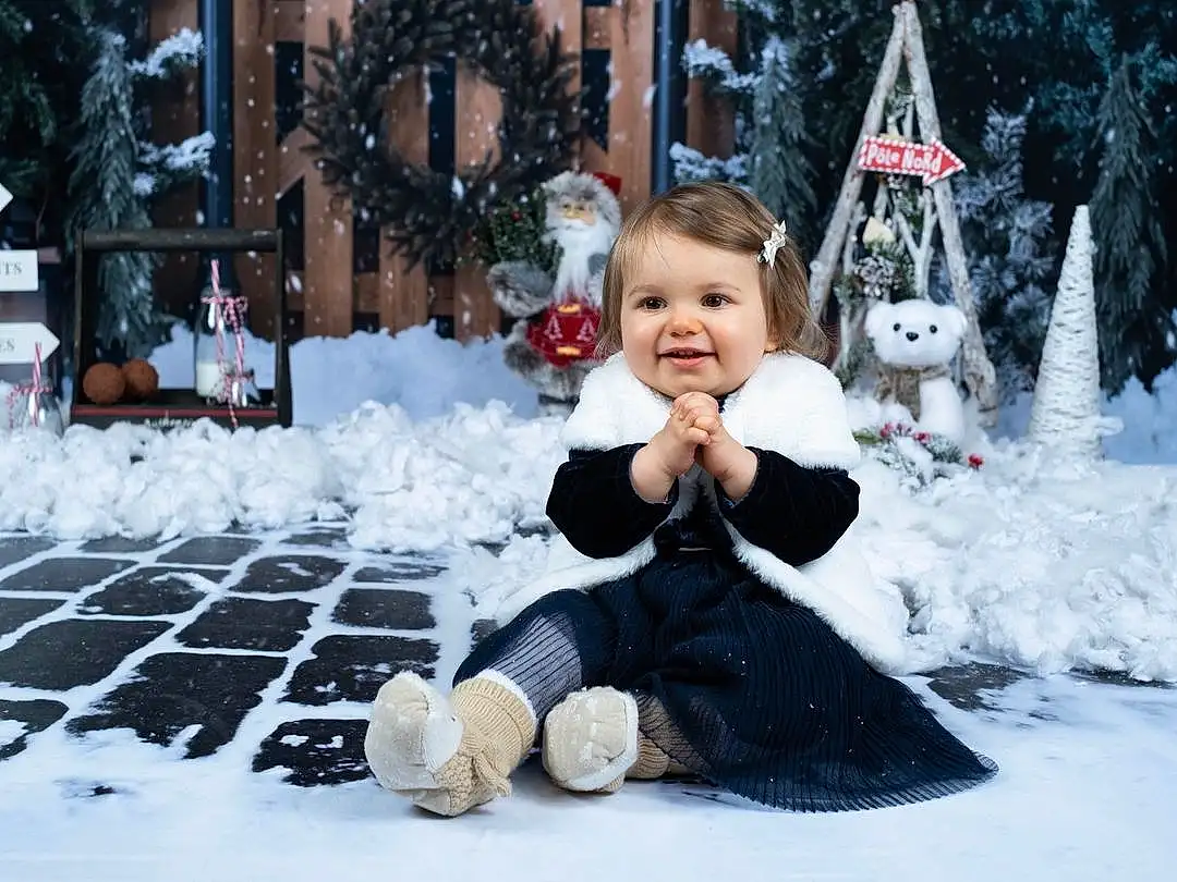 Neige, Blanc, Sourire, Fenêtre, Arbre, Happy, Bambin, Freezing, Hiver, Beauty, Enfant, Fun, Event, House, Jouets, Holiday, Ornament, Assis, Playing In The Snow, Personne, Joy