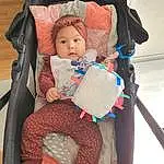 Joue, Jouets, Comfort, Doll, Rose, Baby Carriage, Baby, Baby & Toddler Clothing, Baby Products, Assis, Enfant, Bag, Lap, Bambin, Infant Bed, Baggage, Baby Safety, Baby Toys, Room, Personne, Headwear