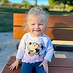 Peau, Sourire, Leaf, Happy, Sleeve, Baby & Toddler Clothing, Debout, Plante, Arbre, Bois, People In Nature, Bambin, Leisure, Herbe, Fun, Summer, T-shirt, People, Enfant, Electric Blue, Personne, Joy