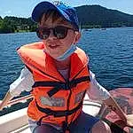 Eau, Boat, Blanc, Ciel, Boats And Boating--equipment And Supplies, Bleu, Sleeve, Lake, Sunglasses, Goggles, Watercraft, Eyewear, Leisure, Summer, Voyages, Lifejacket, Recreation, Fun, Thigh, Personal Protective Equipment, Personne, Joy