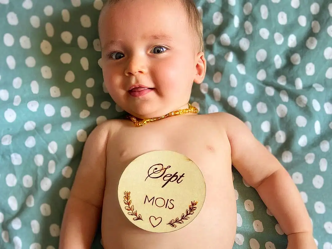 Joue, Joint, Peau, Head, Hand, Stomach, Coiffure, Bras, Muscle, Azure, Debout, Sourire, Happy, Waist, Baby & Toddler Clothing, Rose, Finger, Trunk, Chest, Personne