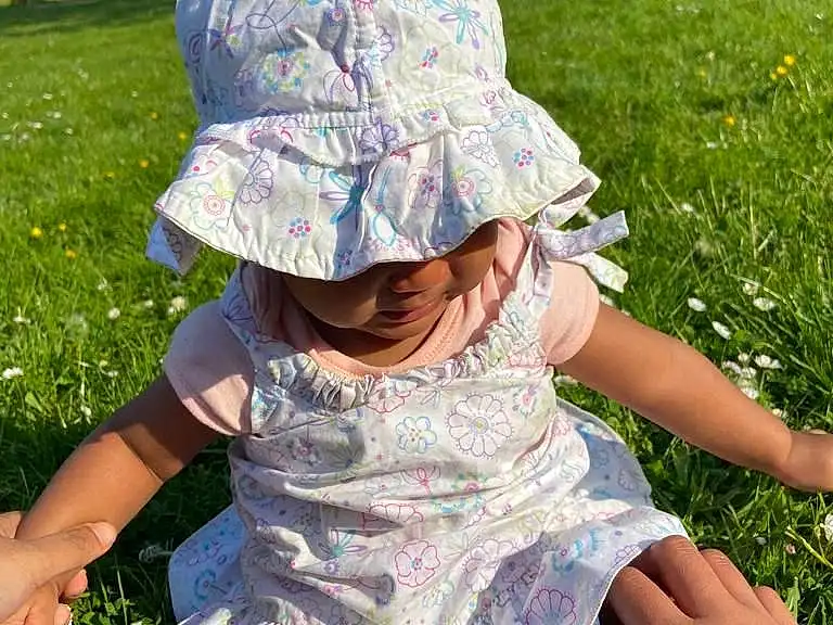 Plante, Hand, Chapi Chapo, Light, Ciel, Leaf, Green, Nature, Botany, People In Nature, Arbre, Herbe, Dress, Sun Hat, Sunlight, Happy, Baby & Toddler Clothing, Headgear, Bambin, Summer