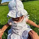Plante, Hand, Chapi Chapo, Light, Ciel, Leaf, Green, Nature, Botany, People In Nature, Arbre, Herbe, Dress, Sun Hat, Sunlight, Happy, Baby & Toddler Clothing, Headgear, Bambin, Summer