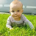 Peau, Sourire, Plante, Baby & Toddler Clothing, People In Nature, Happy, Herbe, Baby, Bambin, Groundcover, Crawling, Pelouse, T-shirt, Meadow, Fun, Enfant, Grassland, Assis, Personne