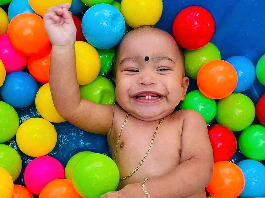 Visage, Sourire, Photograph, Facial Expression, Blanc, Bleu, Ball Pit, Happy, Yellow, Fun, Leisure, Bambin, Enfant, People, Party Supply, Baby, Beauty, Personne