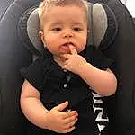 Joue, Peau, Hand, Bras, Comfort, Sleeve, Baby & Toddler Clothing, Gesture, Finger, Baby, Thumb, Bambin, Car Seat, Happy, Fun, Auto Part, FenÃªtre, Enfant, Assis, Baby Products, Personne