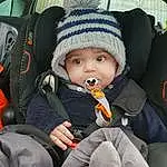 Enfant, Baby In Car Seat, Car Seat, Bambin, Baby, Headgear, Knit Cap, Auto Part, Beanie, Personne, Headwear