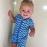 Visage, Hair, Joint, Head, Sourire, Hand, Bras, Yeux, Jambe, Dress, Neck, Baby & Toddler Clothing, Sleeve, Debout, Happy, Gesture, Waist, Bambin, Elbow, Thumb, Personne, Joy