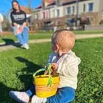 Plante, Jambe, People In Nature, Leaf, Herbe, Happy, Sunlight, Shorts, Baby, Leisure, Bambin, Sneakers, Fun, Recreation, Pelouse, Meadow, Grassland, Enfant, Personne, Blurred