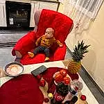 Table, Nourriture, Fruit, Interior Design, Red, Comfort, Chapi Chapo, Ananas, Natural Foods, Room, Home Appliance, Living Room, Ingredient, Television, Curtain, Linens, Carmine, Couch, Chair, Personne, Surprise