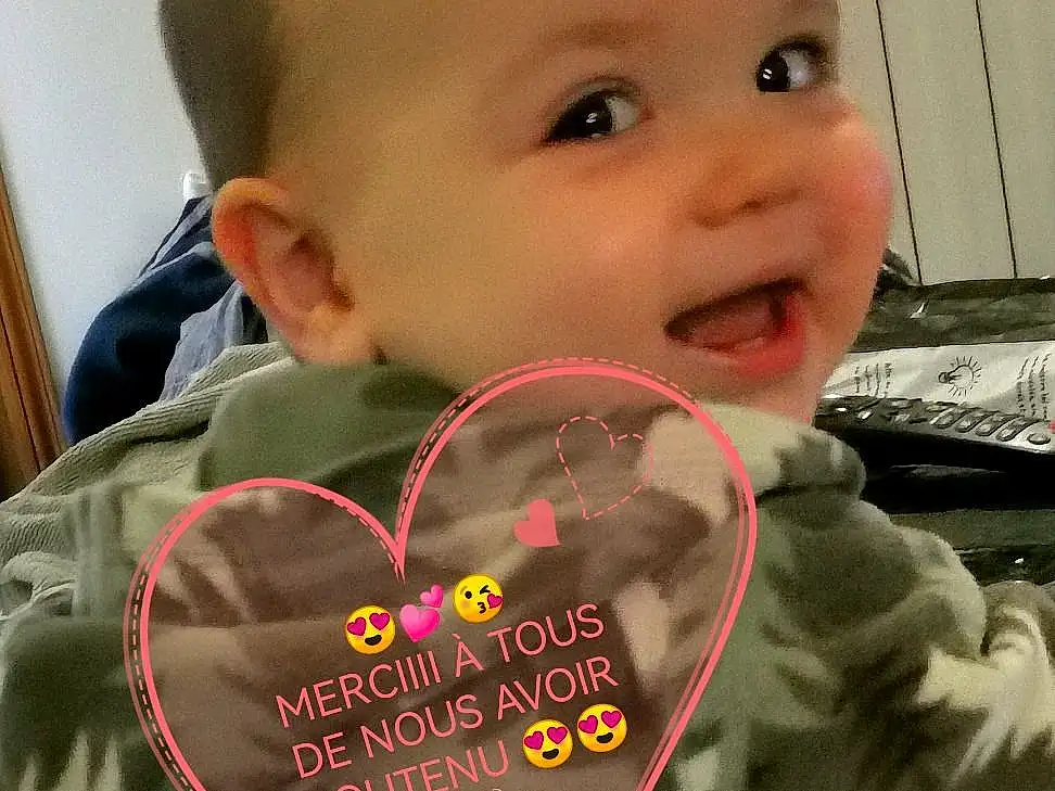 Nez, Joue, Head, Yeux, Sleeve, Gesture, Happy, Cool, Baby & Toddler Clothing, Bambin, Military Camouflage, Sourire, Baby, Personal Protective Equipment, Enfant, Pattern, Fun, T-shirt, LÃ©gende de la photo, Personne