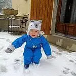 Head, Neige, Sourire, Freezing, Door, Fenêtre, Baby & Toddler Clothing, Bambin, Jacket, Electric Blue, Fun, Hiver, Happy, Playing In The Snow, Parka, Glove, Enfant, Play, Baby, Poil, Personne, Headwear