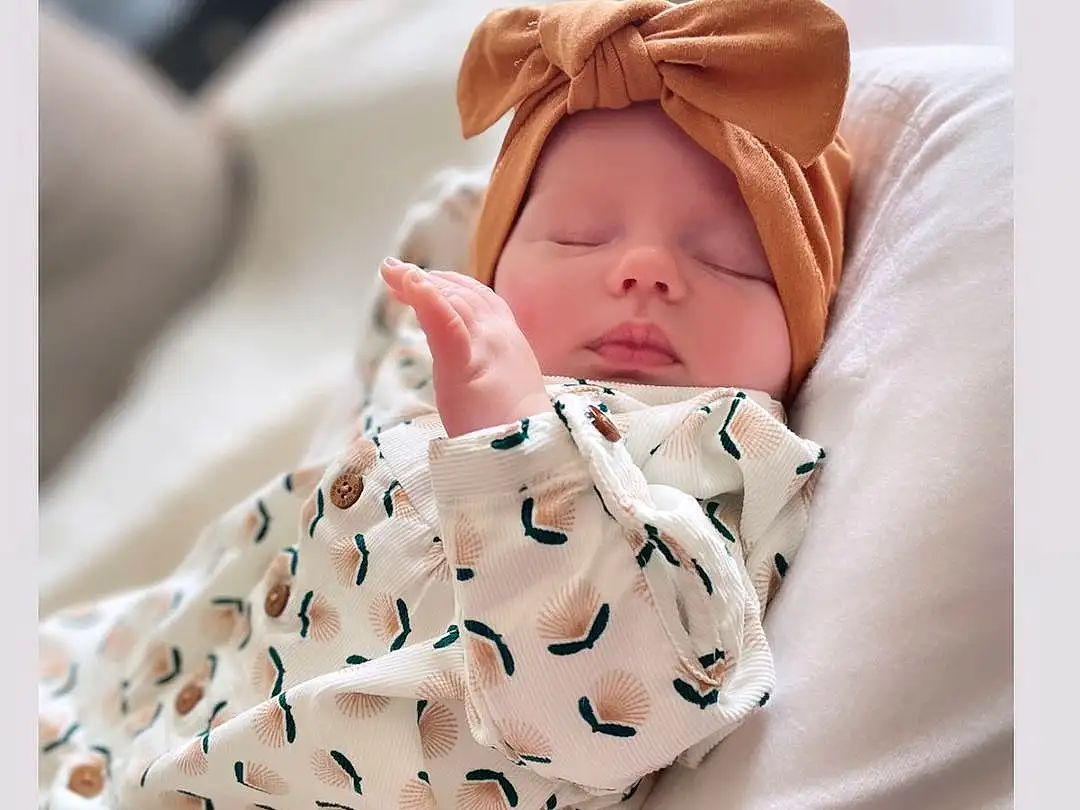 Comfort, Baby, Textile, Sleeve, Baby & Toddler Clothing, Baby Sleeping, Collar, Bambin, Linens, Baby Safety, Pattern, Enfant, Stock Photography, Knee, Human Leg, Bedding, Portrait Photography, Baby Products, Thigh, Assis, Personne, Headwear