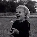 Black, Noir et blanc, Enfant, Emotion, Yeux, Visage, Facial Expression, Fun, Fille, Joy, Laughter, Noir & Blanc, Personne, Photograph, Photography, Portrait, Sourire, Debout, Bambin, Blanc