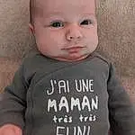 Joue, Peau, Human Body, Sleeve, Comfort, Baby, Baby & Toddler Clothing, Bois, Bambin, Sourire, Wrist, Elbow, Thumb, Enfant, Font, Arbre, Nail, Assis, Personne