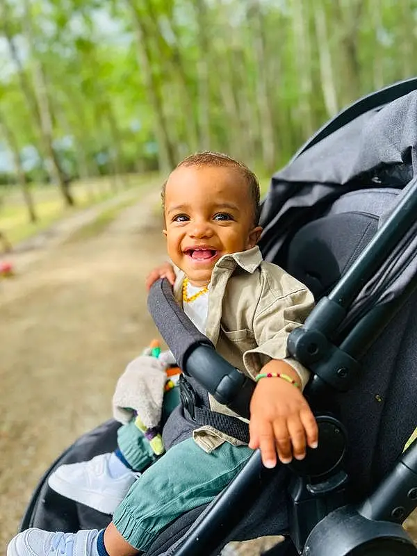 Sourire, Plante, Arbre, Vrouumm, Baby Carriage, Happy, Bambin, Voyages, Herbe, Leisure, Comfort, People In Nature, Fun, Auto Part, Enfant, Recreation, Assis, Baby Products, Steering Wheel, Windshield, Personne, Joy