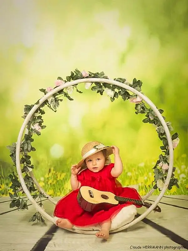 Wheel, People In Nature, Human Body, Happy, Flash Photography, Herbe, Leisure, Musical Instrument, Circle, Chair, Fun, Entertainment, Swing, Automotive Wheel System, Performing Arts, Recreation, Headpiece, Font, Stock Photography, Assis, Personne, Headwear