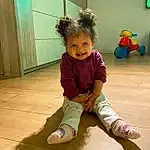 Peau, Sourire, Facial Expression, Jambe, Green, Human Body, Bois, Sleeve, Baby & Toddler Clothing, Debout, Happy, Bambin, Fun, Hardwood, Wood Stain, Jouets, Knee, Thigh, Personne, Joy