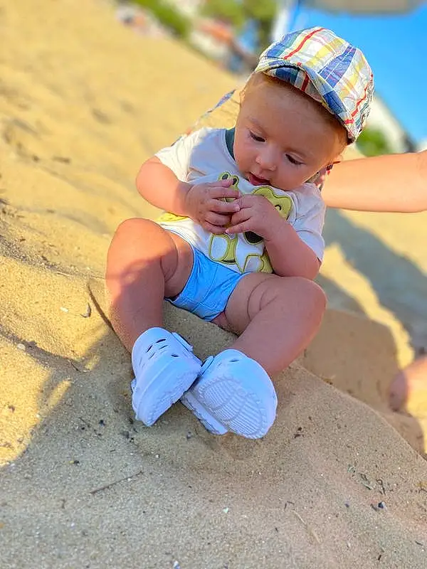Head, Yeux, Jambe, People In Nature, Body Of Water, Happy, Finger, Baby & Toddler Clothing, Chapi Chapo, Baby, Cap, Thigh, Sun Hat, Leisure, Bambin, Baseball Cap, Human Leg, Landscape, Herbe, Fun, Personne