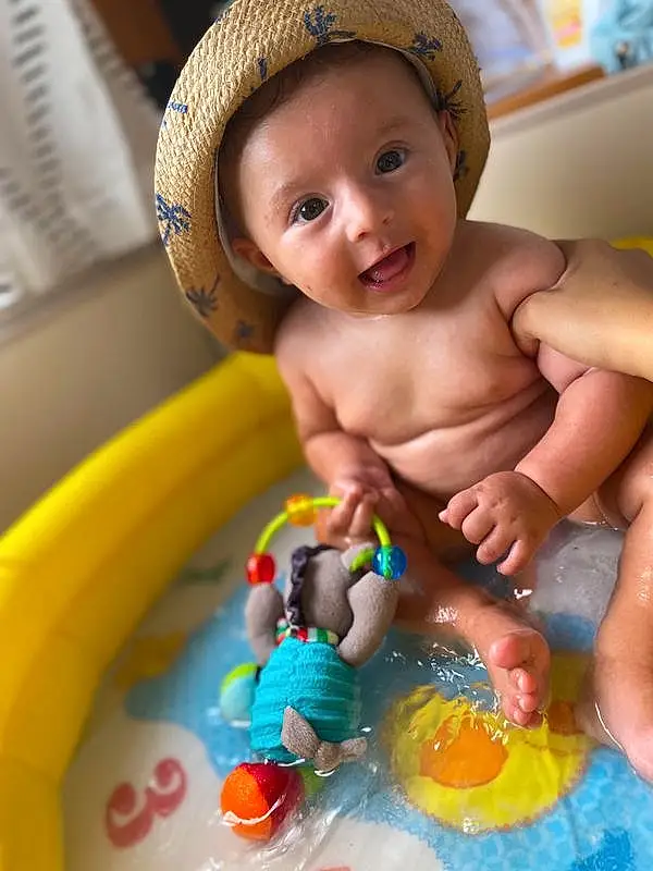 Nez, Peau, Hand, Yeux, Mouth, Chapi Chapo, Cap, Sourire, Baby Playing With Toys, Sun Hat, Happy, Bambin, Finger, Jouets, Baby, Bathing, Enfant, Fun, Personne