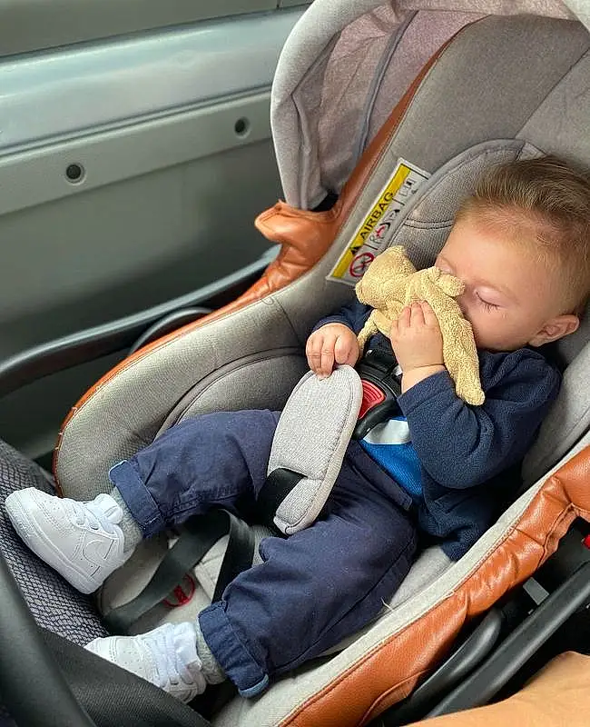 Vrouumm, Comfort, Baby In Car Seat, Finger, Car Seat Cover, Vehicle Door, Seat Belt, Car Seat, Bambin, Auto Part, Automotive Exterior, Steering Part, Lap, Steering Wheel, Enfant, Vehicle, Automotive Design, Head Restraint, Family Car, Personne