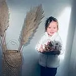 Jeans, Coiffure, Sleeve, Debout, Sourire, Flash Photography, Happy, Twig, Fashion Design, Feather, Bambin, T-shirt, Fun, Room, Vase, Art, Glass, Stock Photography, Herbe, Enfant, Personne